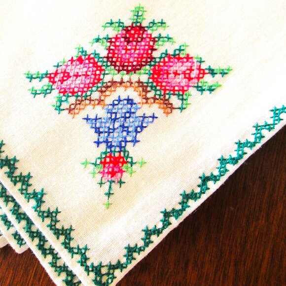 Handcrossstitched napkin/hanky with colorful rosebuds & Iris & edges. Set of 4 - Picture 3 of 8